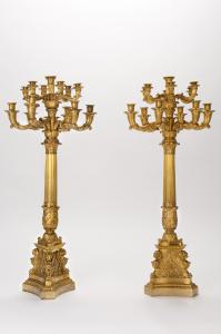 Coppia di candelabri di bronzo dorato. Francia o Russia, secondo quarto del secolo XIX
